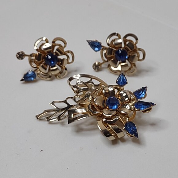 Vintage Blue Rhinestone Flower Brooch And Screw Back Earring Set - Picture 2 of 15